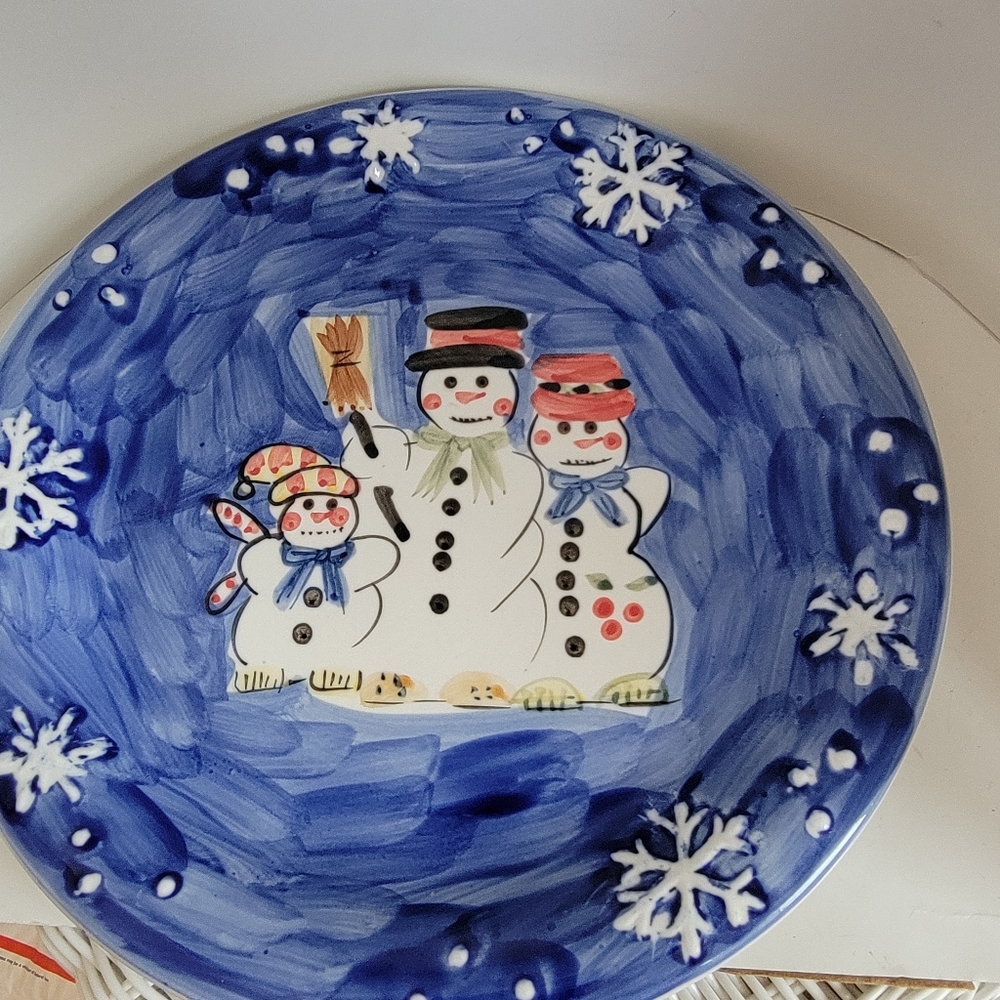 TABLETOPS UNLIMITED ''SNOW FAMILY'' HOLIDAY DINNER PLATE